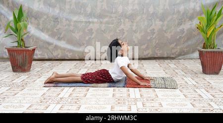 Giovane Bella Ballerina Bambina Che Fa Split Praticando Balletto Indossando  Abito Tutu Bianco Su Sfondo Grigio Chiaro Esercizio Di Stretching  Samakonasana Posa Ad Angolo Dritto - Fotografie stock e altre immagini di