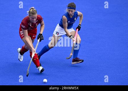 Monchengladbach, Germania. 19 agosto 2023. La belga Alix Gerniers è stata fotografata in azione durante una partita di hockey tra la nazionale belga di hockey delle Red Panthers e l'Italia, sabato 19 agosto 2023 a Monchengladbach, Germania, partita 1/3 nella fase a biliardo dei campionati europei di hockey femminile. I campionati EuroHockey 2023 si svolgono dal 18 al 27 agosto 2023. BELGA PHOTO DIRK WAEM Credit: Belga News Agency/Alamy Live News Foto Stock