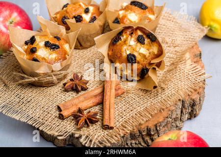 Muffin fatti in casa con mele, uva passa e bastoncini di cannella. Su uno sfondo chiaro Foto Stock