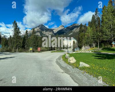 Banff, Alberta Canada - 23 maggio 2023: Il Fairmont Hotel all'ingresso del Lago Louise nel Parco Nazionale di Banff in Canada. Foto Stock