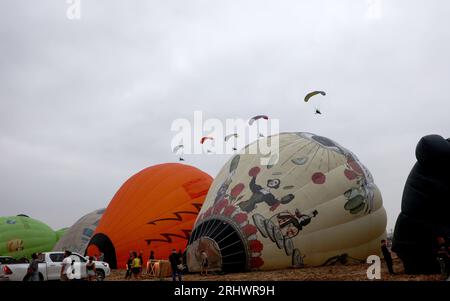 Mount Gilboa. 18 agosto 2023. Le mongolfiere sono raffigurate durante un festival internazionale di mongolfiere al Ma'ayan Harod National Park vicino al Monte Gilboa, nel nord di Israele, il 18 agosto 2023. Crediti: Gil Cohen Magen/Xinhua/Alamy Live News Foto Stock