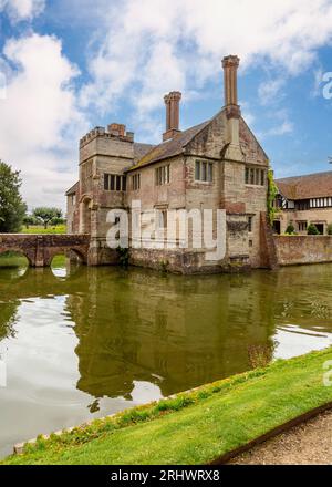 La Manor House con fossato e i terreni a Baddesley Clinton, Warwickshire, Regno Unito. Foto Stock