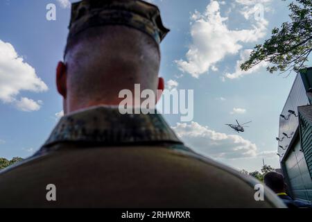 Marine One che trasporta il presidente degli Stati Uniti Joe Biden parte dopo il summit trilaterale tenutosi a Camp David, il ritiro presidenziale vicino a Thurmont, Maryland, il 18 agosto 2023. Credito: Nathan Howard / Pool via CNP /MediaPunch Foto Stock