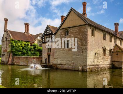 La Manor House con fossato e i terreni a Baddesley Clinton, Warwickshire, Regno Unito. Foto Stock