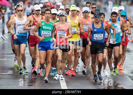 Caio Bonfim del Brasile conquista la medaglia di bronzo mentre gareggia nella 20km Race Walk Final maschile durante il primo giorno dei Campionati mondiali di atletica leggera di Budapest 2023 a Piazza degli Eroi il 19 agosto 2023 a Budapest, Ungheria. Foto di Gary Mitchell/Alamy Live News Foto Stock