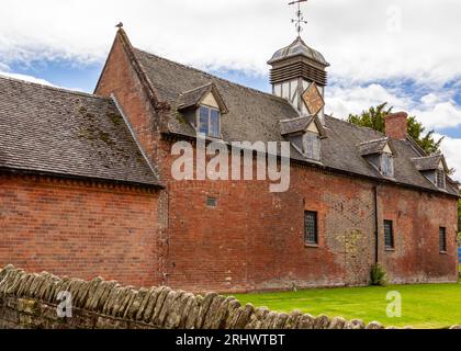 Edificio della chiesa nei terreni di Baddesley Clinton, Warwickshire, Regno Unito. Foto Stock