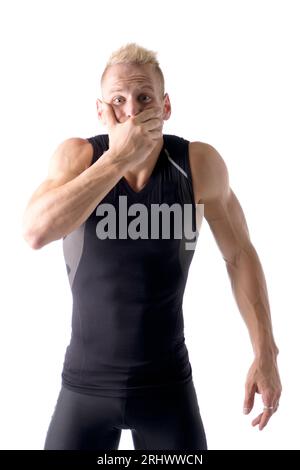 Foto di un uomo premuroso con uno sguardo misterioso in una canotta nera Foto Stock