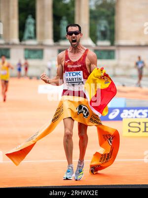 Álvaro Martin di Spagna vince la medaglia d'oro e il tempo di apertura mondiale 1:17:32 mentre gareggia nella finale maschile di 20 km Race Walk durante il primo giorno dei Campionati mondiali di atletica leggera di Budapest 2023 a Piazza degli Eroi il 19 agosto 2023 a Budapest, Ungheria. Foto di Gary Mitchell/Alamy Live News Foto Stock