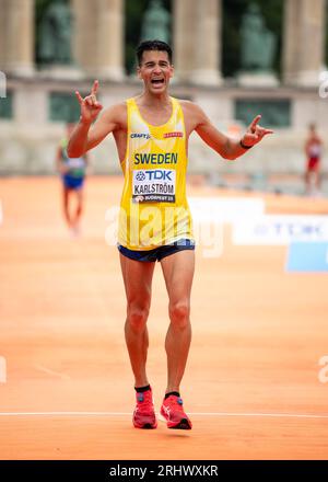 Perseus Karlstrom svedese medaglia d'argento e record nazionale 1:17:39 mentre gareggiava nella finale maschile di 20 km Race Walk durante il primo giorno dei Campionati mondiali di atletica leggera di Budapest 2023 in Piazza degli Eroi il 19 agosto 2023 a Budapest, Ungheria. Foto di Gary Mitchell/Alamy Live News Foto Stock