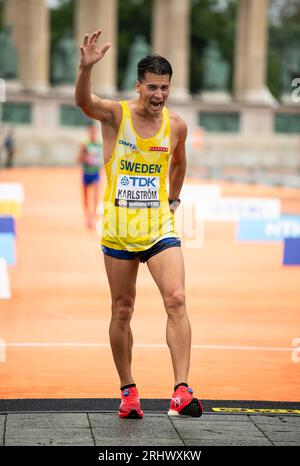 Perseus Karlstrom svedese medaglia d'argento e record nazionale 1:17:39 mentre gareggiava nella finale maschile di 20 km Race Walk durante il primo giorno dei Campionati mondiali di atletica leggera di Budapest 2023 in Piazza degli Eroi il 19 agosto 2023 a Budapest, Ungheria. Foto di Gary Mitchell/Alamy Live News Foto Stock