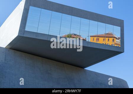 Museo d'arte MAXXI del XXI secolo situato nel centro di Roma, Italia riflessione in vetrata su un edificio moderno a Roma. Foto Stock