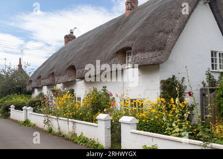 Avebury, Regno Unito, 15 agosto 2023: - Cottage con tetto in paglia nel villaggio di Avebury, Wiltshire Foto Stock