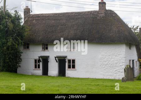 Avebury, Regno Unito, 15 agosto 2023: - Cottage con tetto in paglia nel villaggio di Avebury, Wiltshire Foto Stock