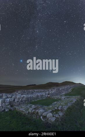 Il Vallo di Adriano sotto un cielo stellato notturno - i resti della torretta 41A vicino a Caw Gap. Foto Stock