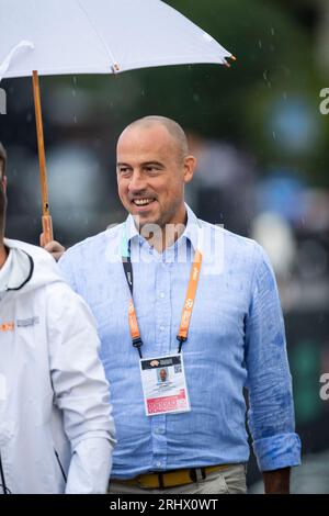 Il Dr. Ádám Tamás Schmidt, Segretario di Stato per lo Sport LOC Management, si prepara al tempo per assistere all'inizio della finale maschile di Race Walk di 20 km durante il primo giorno dei Campionati mondiali di atletica leggera di Budapest 2023 in Piazza degli Eroi il 19 agosto 2023 a Budapest, Ungheria. Foto di Gary Mitchell/Alamy Live News Foto Stock