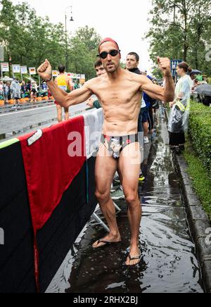 Tifoso ungherese locale vestito per il tempo all'inizio della finale maschile di 20 km di Race Walk durante il primo giorno dei Campionati mondiali di atletica leggera Budapest 2023 a Piazza degli Eroi il 19 agosto 2023 a Budapest, Ungheria. Foto di Gary Mitchell/Alamy Live News Foto Stock