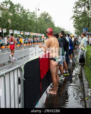 Tifoso ungherese locale vestito per il tempo all'inizio della finale maschile di 20 km di Race Walk durante il primo giorno dei Campionati mondiali di atletica leggera Budapest 2023 a Piazza degli Eroi il 19 agosto 2023 a Budapest, Ungheria. Foto di Gary Mitchell/Alamy Live News Foto Stock