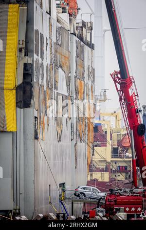 EEMSHAVEN - Bergers scarica le prime auto dalla Fremantle Highway bruciata a Julianahaven. I veicoli vengono rimossi dalla nave tramite un autolavaggio installato. Le compagnie di salvataggio Boskalis e Multraship si aspettano che l'intera operazione richieda più di una settimana. ANP EMIEL MUIJDERMAN paesi bassi OUT - belgio OUT Foto Stock