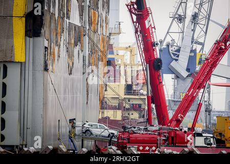 EEMSHAVEN - Bergers scarica le prime auto dalla Fremantle Highway bruciata a Julianahaven. I veicoli vengono rimossi dalla nave tramite un autolavaggio installato. Le compagnie di salvataggio Boskalis e Multraship si aspettano che l'intera operazione richieda più di una settimana. ANP EMIEL MUIJDERMAN paesi bassi OUT - belgio OUT Foto Stock