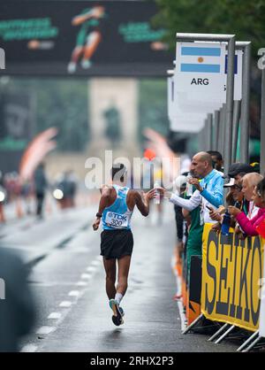 Juan Manuel Cano, argentino, prende un drink mentre gareggia nella finale maschile di Race Walk di 20 km durante il primo giorno dei Campionati del mondo di atletica leggera di Budapest 2023 nella Piazza degli Eroi il 19 agosto 2023 a Budapest, Ungheria. Foto di Gary Mitchell/Alamy Live News Foto Stock