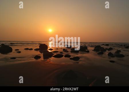 Vista del tramonto sulla spiaggia rocciosa del Cox's Bazar Foto Stock