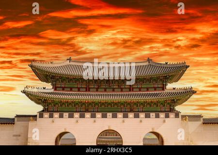 Questa è la porta Gwanghwamun al tramonto. È la porta più grande del Palazzo Gyoengbokgung, a Jongno-GU, Seoul, Corea del Sud. Foto Stock