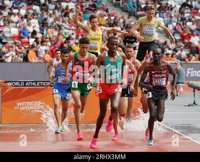 Budapest, Ungheria. 19 agosto 2023. Atletica leggera: Campionato del mondo, 3000 m steeplechase, uomini, riscaldamento preliminare, presso il National Athletics Center. Gli atleti saltano sopra il fosso dell'acqua. Credito: Marcus Brandt/dpa/Alamy Live News Foto Stock