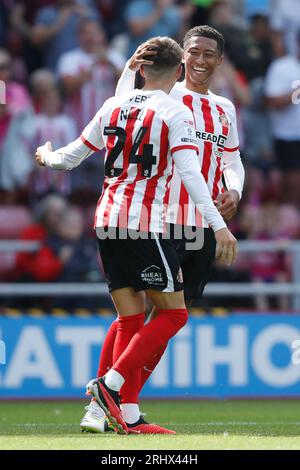 Jobe Bellingham (a destra) di Sunderland celebra con Dan Neil che segna il primo gol della loro squadra durante la partita per il campionato Sky Bet allo Stadium of Light, Sunderland. Data foto: Sabato 19 agosto 2023. Foto Stock