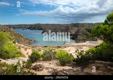 Il sistema di dune e le scogliere della spiaggia di Mongofre sulla costa settentrionale di tramuntana di Minorca in spagna Foto Stock