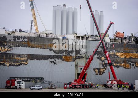 EEMSHAVEN - Bergers scarica le prime auto dalla Fremantle Highway bruciata a Julianahaven. I veicoli vengono rimossi dalla nave tramite un autolavaggio installato. Le compagnie di salvataggio Boskalis e Multraship si aspettano che l'intera operazione richieda più di una settimana. ANP EMIEL MUIJDERMAN paesi bassi OUT - belgio OUT Foto Stock