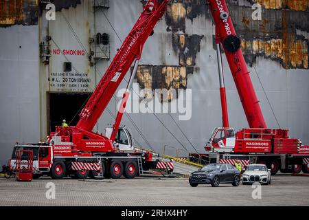 EEMSHAVEN - Bergers scarica le prime auto dalla Fremantle Highway bruciata a Julianahaven. I veicoli vengono rimossi dalla nave tramite un autolavaggio installato. Le compagnie di salvataggio Boskalis e Multraship si aspettano che l'intera operazione richieda più di una settimana. ANP EMIEL MUIJDERMAN paesi bassi OUT - belgio OUT Foto Stock