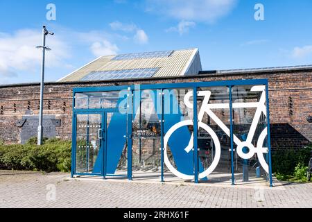 Armadietto per biciclette custodito nella stazione ferroviaria di Crewe Cheshire, Regno Unito Foto Stock