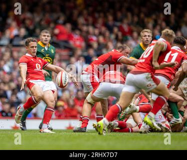 Principality Stadium, Cardiff, Regno Unito. 19 agosto 2023. Summer Rugby International, Galles contro Sud Africa; Gareth Davies del Galles libera la palla credito: Action Plus Sports/Alamy Live News Foto Stock