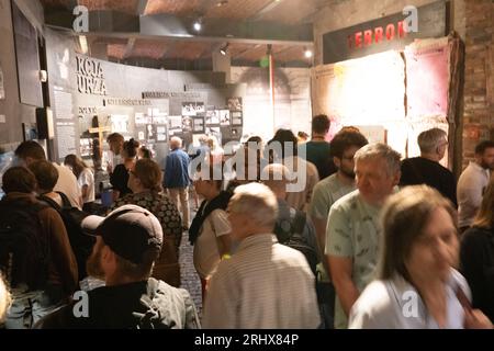 Varsavia, Polonia - 1 agosto 2023. Blure People nel Museo della rivolta di Varsavia. Vista. Monumento storico polacco. Muzeum Powstania Warszawskiego al coperto Foto Stock