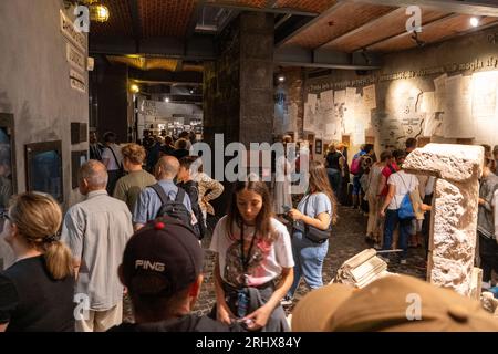 Varsavia, Polonia - 1 agosto 2023. Blure People nel Museo della rivolta di Varsavia. Vista. Monumento storico polacco. Muzeum Powstania Warszawskiego al coperto Foto Stock