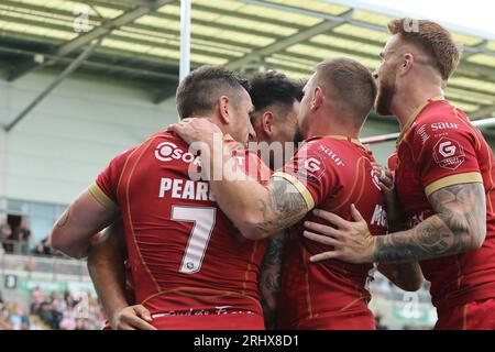 Leigh, Regno Unito. 19 agosto 2023. Leigh Sports Stadium, Leigh Sports Village, sale Way, Leigh, Greater Manchester, 19 agosto 2023. Betfred Super League Leigh Leopards / Catalan Dragons Tyrone May of Catalans Dragons festeggia la meta contro Leigh Leopards Credit: Touchlinepics/Alamy Live News Foto Stock