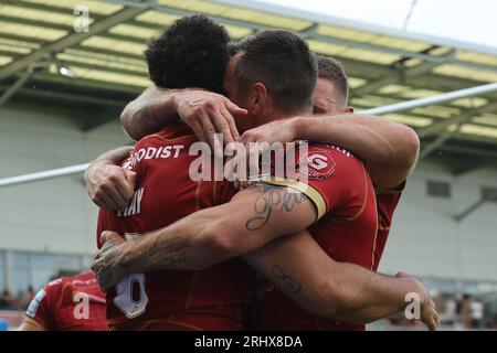 Leigh, Regno Unito. 19 agosto 2023. Leigh Sports Stadium, Leigh Sports Village, sale Way, Leigh, Greater Manchester, 19 agosto 2023. Betfred Super League Leigh Leopards / Catalan Dragons Tyrone May of Catalans Dragons festeggia la meta contro Leigh Leopards Credit: Touchlinepics/Alamy Live News Foto Stock