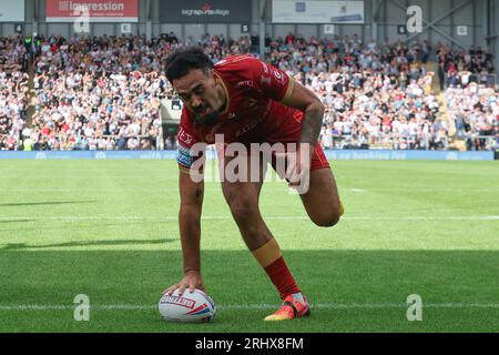 Leigh, Regno Unito. 19 agosto 2023. Leigh Sports Stadium, Leigh Sports Village, sale Way, Leigh, Greater Manchester, 19 agosto 2023. Betfred Super League Leigh Leopards / Catalan Dragons Tyrone May of Catalans Dragons segna la meta contro Leigh Leopards Credit: Touchlinepics/Alamy Live News Foto Stock