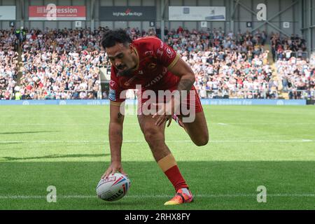 Leigh, Regno Unito. 19 agosto 2023. Leigh Sports Stadium, Leigh Sports Village, sale Way, Leigh, Greater Manchester, 19 agosto 2023. Betfred Super League Leigh Leopards / Catalan Dragons Tyrone May of Catalans Dragons segna la meta contro Leigh Leopards Credit: Touchlinepics/Alamy Live News Foto Stock