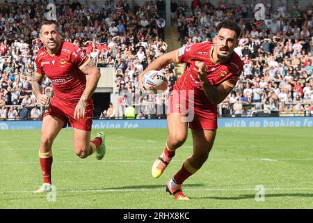 Leigh, Regno Unito. 19 agosto 2023. Leigh Sports Stadium, Leigh Sports Village, sale Way, Leigh, Greater Manchester, 19 agosto 2023. Betfred Super League Leigh Leopards / Catalan Dragons Tyrone May of Catalans Dragons sulla strada per segnare la meta contro Leigh Leopards Credit: Touchlinepics/Alamy Live News Foto Stock