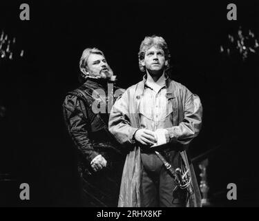 l-r: Brian Blessed (Claudius), Kenneth Branagh (Laertes) in FRAZIONE DI Shakespeare alla Royal Shakespeare Company (RSC), Royal Shakespeare Theatre, Stratford-upon-Avon, Inghilterra 05/09/1984 disegno: Maria Bjornson illuminazione: Chris Ellis Fights: Malcolm Ranson regista: Ron Daniels Foto Stock