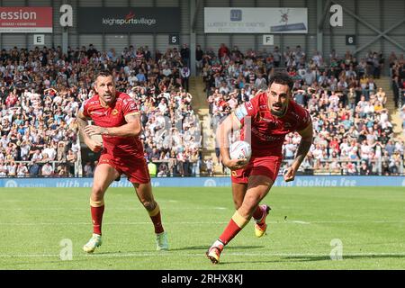 Leigh, Regno Unito. 19 agosto 2023. Leigh Sports Stadium, Leigh Sports Village, sale Way, Leigh, Greater Manchester, 19 agosto 2023. Betfred Super League Leigh Leopards / Catalan Dragons Tyrone May of Catalans Dragons sulla strada per segnare la meta contro Leigh Leopards Credit: Touchlinepics/Alamy Live News Foto Stock