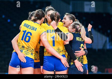 Gent, Belgio. 18 agosto 2023. Celebrazione delle giocatrici ucraine scattate durante una partita di pallavolo tra le squadre nazionali femminili di Serbia e Ucraina durante la seconda partita del Campionato europeo di pallavolo CEV nella piscina A, sabato 18 agosto 2023 a Gent, IN BELGIO. Credito: Sportpix/Alamy Live News Foto Stock