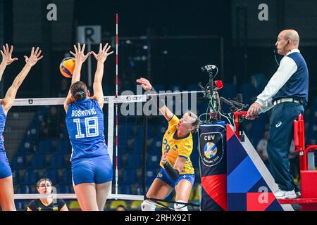 Gent, Belgio. 18 agosto 2023. Kodola Nadiia (29) Ucraina, primo arbitro Pedro Lopes Pinto nella foto durante una partita di pallavolo tra le nazionali donne di Serbia e Ucraina durante la seconda partita del CEV Euro Volley Championship nel pool A, sabato 18 agosto 2023 a Gent, BELGIO . Credito: Sportpix/Alamy Live News Foto Stock