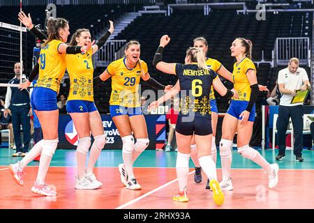 Gent, Belgio. 18 agosto 2023. Celebrazione dei giocatori Ucraina ( Ucraina Meliushkyna Diana (2), Ucraina Kodola Nadiia (29), Ucraina Sharhorodska Daria (14) Ucraina Milenko Oleksandra (1) ) nella foto, durante una partita di pallavolo tra le squadre nazionali femminili di Serbia e Ucraina durante la seconda partita del CEV Euro Volley Championship nel pool A, sabato 18 agosto 2023 a Gent, BELGIO . Credito: Sportpix/Alamy Live News Foto Stock