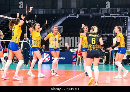 Gent, Belgio. 18 agosto 2023. Celebrazione dei giocatori Ucraina ( Ucraina Meliushkyna Diana (2), Ucraina Kodola Nadiia (29), Ucraina Sharhorodska Daria (14) Ucraina Milenko Oleksandra (1) ) nella foto, durante una partita di pallavolo tra le squadre nazionali femminili di Serbia e Ucraina durante la seconda partita del CEV Euro Volley Championship nel pool A, sabato 18 agosto 2023 a Gent, BELGIO . Credito: Sportpix/Alamy Live News Foto Stock