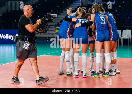 Gent, Belgio. 18 agosto 2023. Squadra Serbia nella foto durante una partita di pallavolo tra le nazionali femminili di Serbia e Ucraina durante la seconda partita del CEV Euro Volley Championship nel pool A, sabato 18 agosto 2023 a Gent, BELGIO . Credito: Sportpix/Alamy Live News Foto Stock