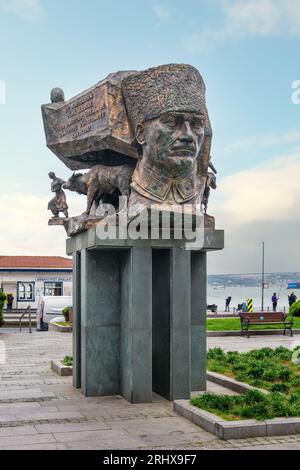 Istanbul, Turchia - 12 maggio 2023: Statua di bronzo su un alto pilastro del fondatore della Repubblica turca, Mustafa Kemal Ataturk in posa premurosa, con Bosforo sullo sfondo, ad Arnavutkoy Foto Stock