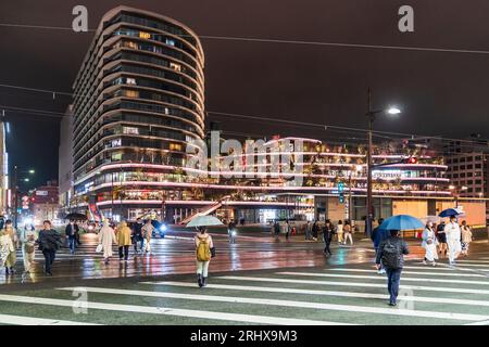 Vista notturna del centro commerciale Sakura machi inaugurato a Kumamoto nel 2019, in primo piano che attraversa l'incrocio di Karashimacho Road. Foto Stock