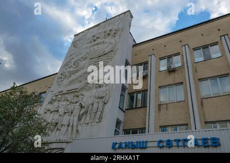 Karaganda, Kazakistan - 19 agosto 2023: Mosaico dell'ex Unione Sovietica su un edificio a Karaganda, Kazakistan. Foto Stock